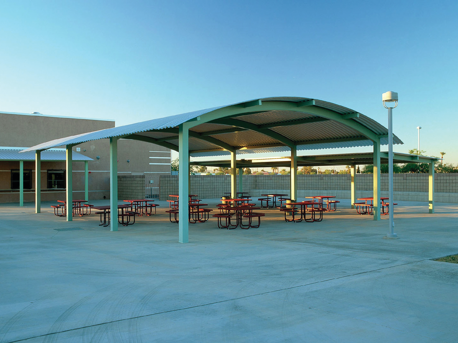 Steelshelterswithcurvelineroofs 10067396