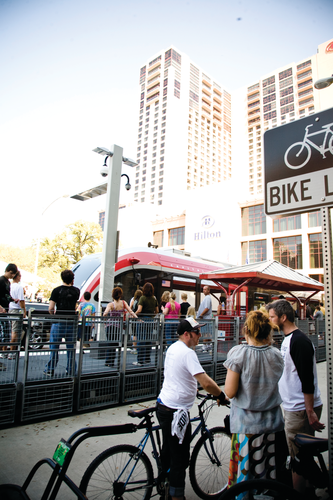 Train Downtown Busy Vert 10853721