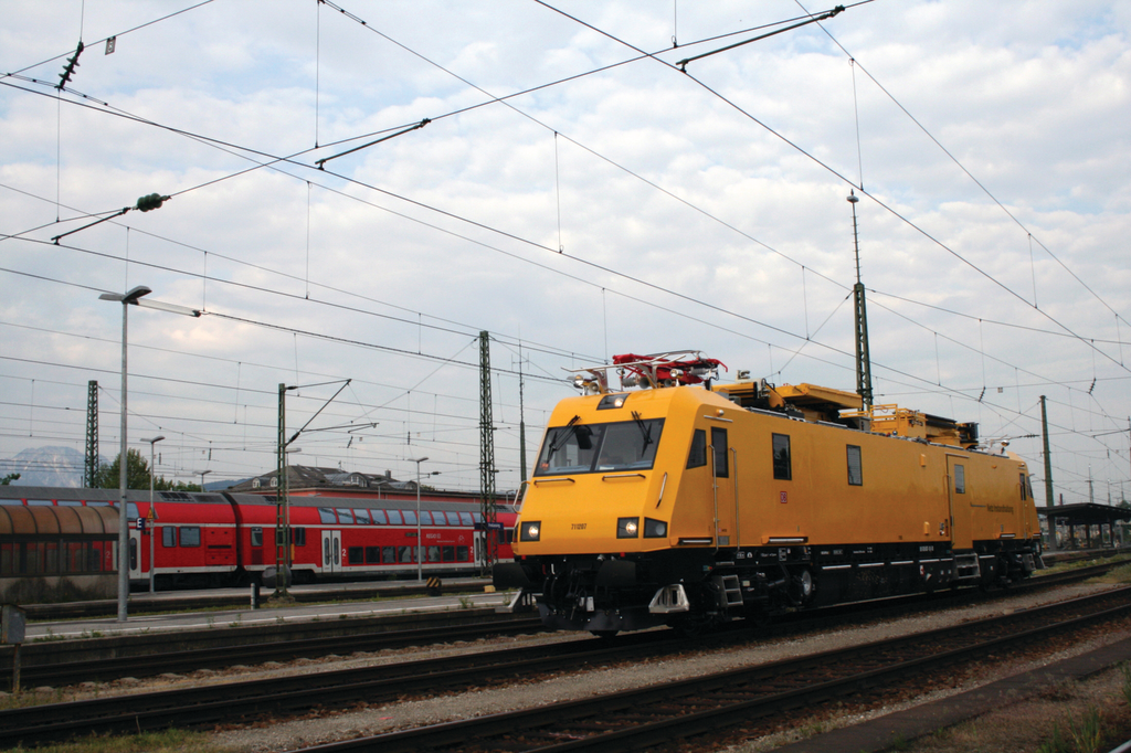 Maintenance vehicle for catenary installations with the DB Netz No. 711207.