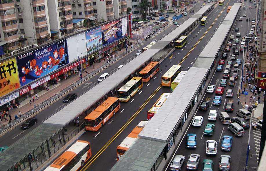 The BRT concept proves the superiority of buses as means of transport in large cities as here in Istanbul. A large number of people can be transported quickly and efficiently, there is no more traffic congestion and CO2 emissions are reduced. Low-floor technology by ZF enables passengers to get on and off the bus quickly &mdash; an essential feature of this concept.