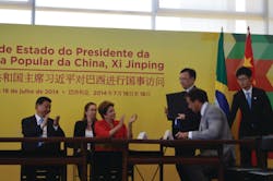 Presidents Xi and Rousseff congratulate BYD&rsquo;s Wang Chuanfu.
