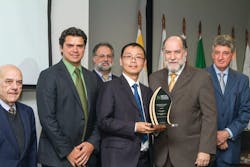 Tyler Li, general manager of BYD Brazil, receiving the prize. Tyler Li, general manager of BYD Brazil, receiving the prize.