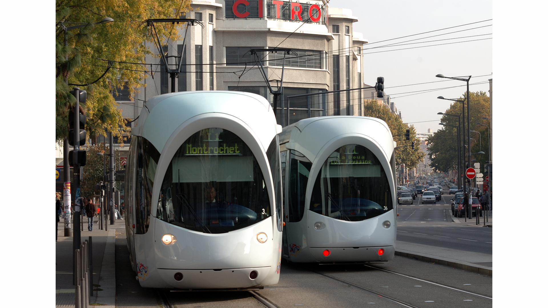 The trams in Lyon carry 260,000 passengers per day on its 5 lines.