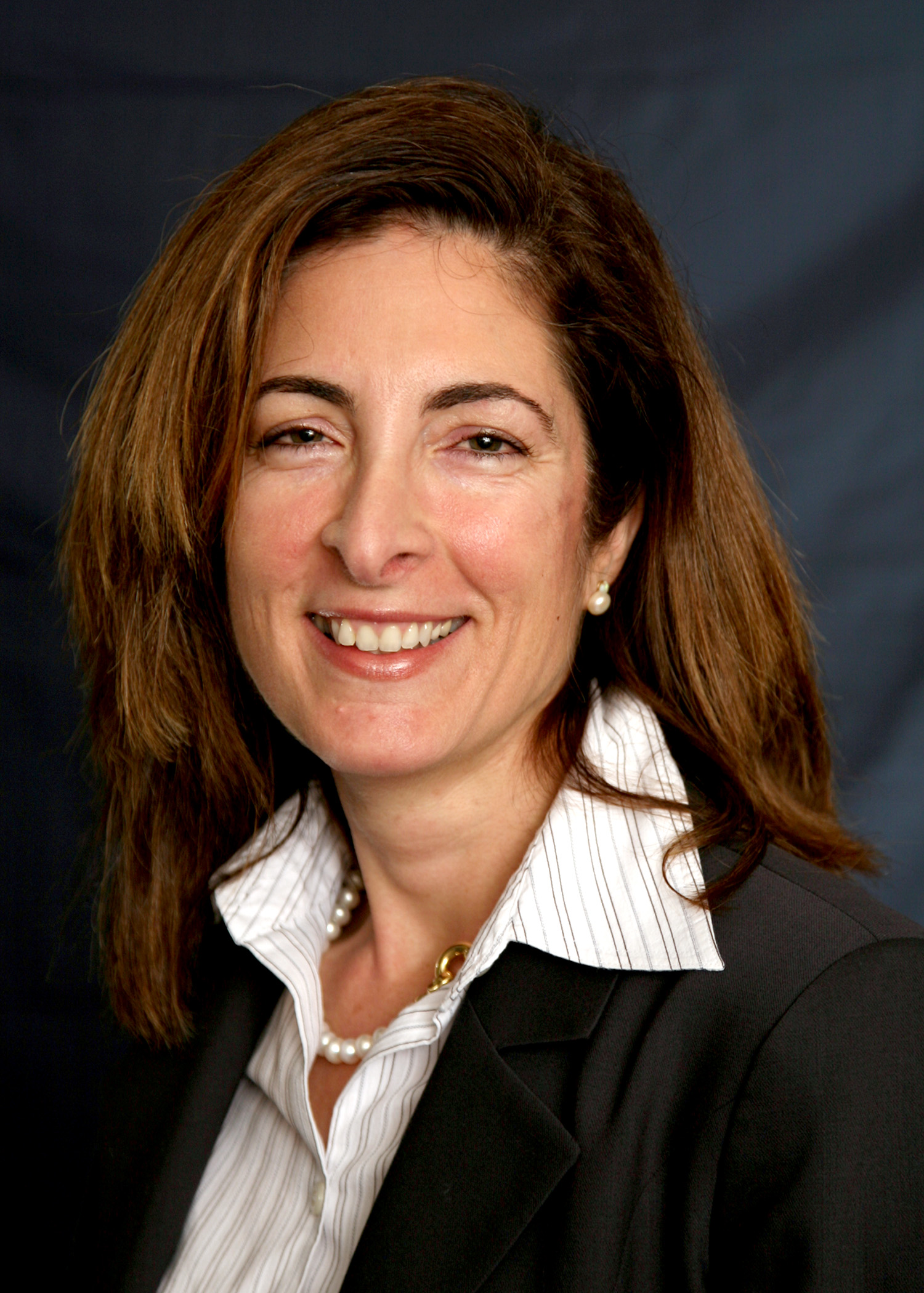 Nilg&uuml;n Kamp her background in economics and extensive experience in public finance and infrastructure solutions.