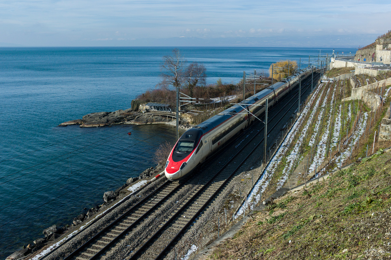 The Pendolino train for SBB is a seven-car train set which can accommodate up to 430 passengers at a commercial top speed of 250 km/h.