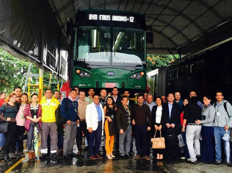 Group photo of guests and BYD&rsquo;s pure electric bus.