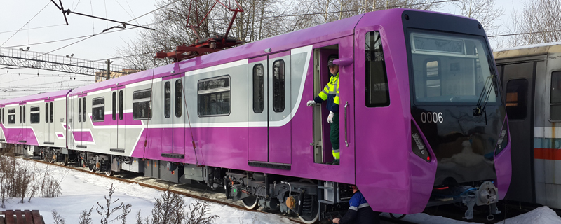 For the first time in Azerbaijan, the metro trainsets have inter-car walkways to optimise passenger traffic flow and vertical handrails near the doors to enhance passenger safety when the train is in motion.