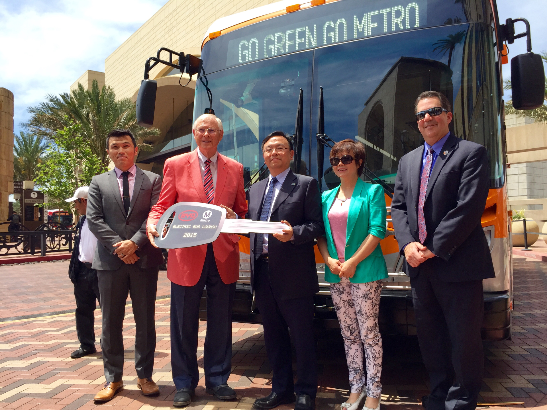 Wang Chuanfu hands the first set of keys for Los Angeles&rsquo;s first electric buses to LA County Supervisor and Metro board member Michael Antonovich.