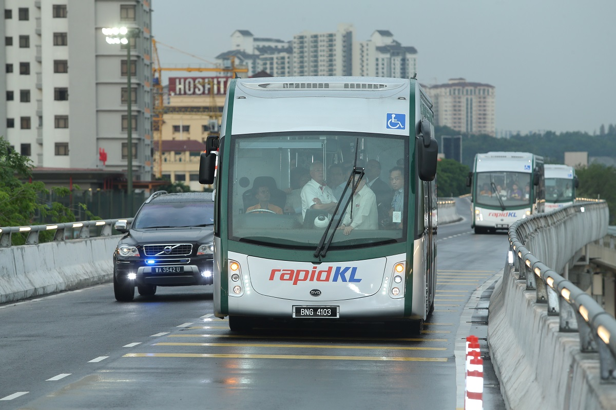 Malaysia Premier Najib Razak and Sunway Chairman ride the BYD bus on the elevated BRT route.