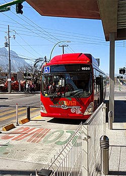 This system will have 112 hybrid buses, which will travel a distance of 30 kilometers from the Lincoln Station in Monterrey to the Valle Soleado Station in Guadalupe, with 40 intermediate stations.
