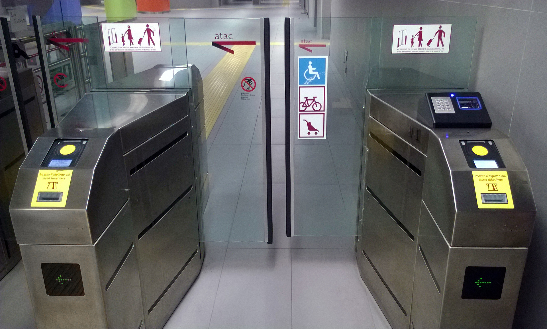 The LSR110&rsquo;s construction enables the reader to withstand years of frontline, public use.