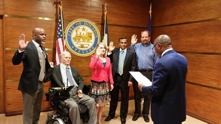 Houston Mayor Sylvester Turner administers the oath of office to new Metro board appointees.