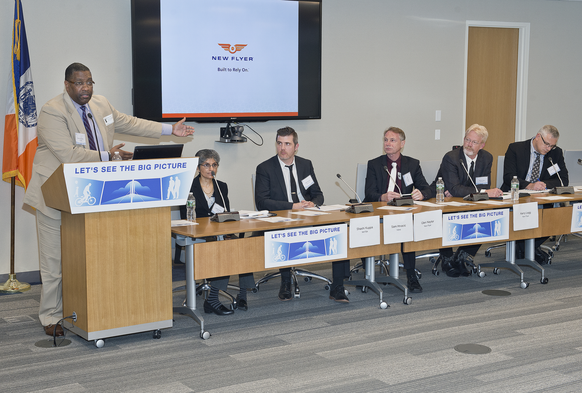 NJ Transit&rsquo;s Gardner Tabonintroduces the panelists.