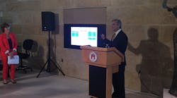 Austin Mayor unveiling the new TransitScreen in city hall.