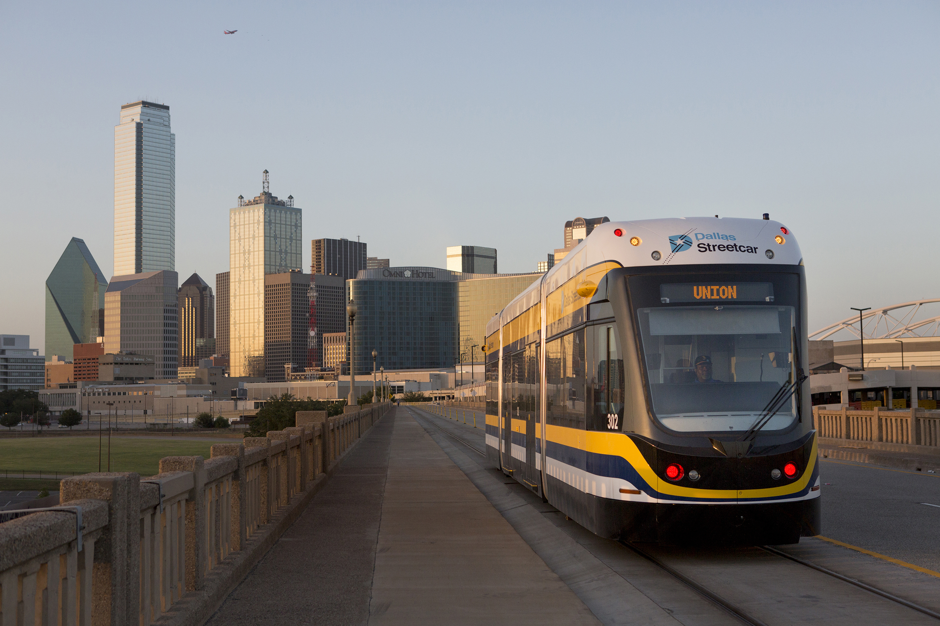 Dallas Streetcar crossing the Houston Street Viaduct.