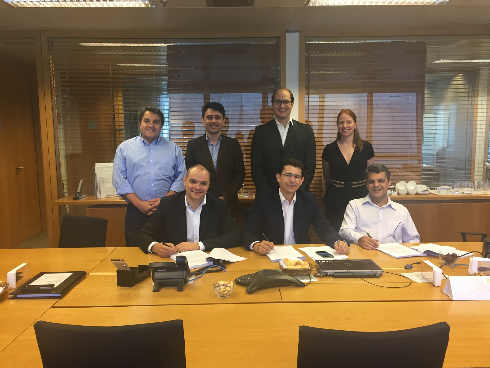 Executivos na Fras le e da Federal Mogul Motorpart s na assinatura do acordo Arquivo Fras le 585009ef14972