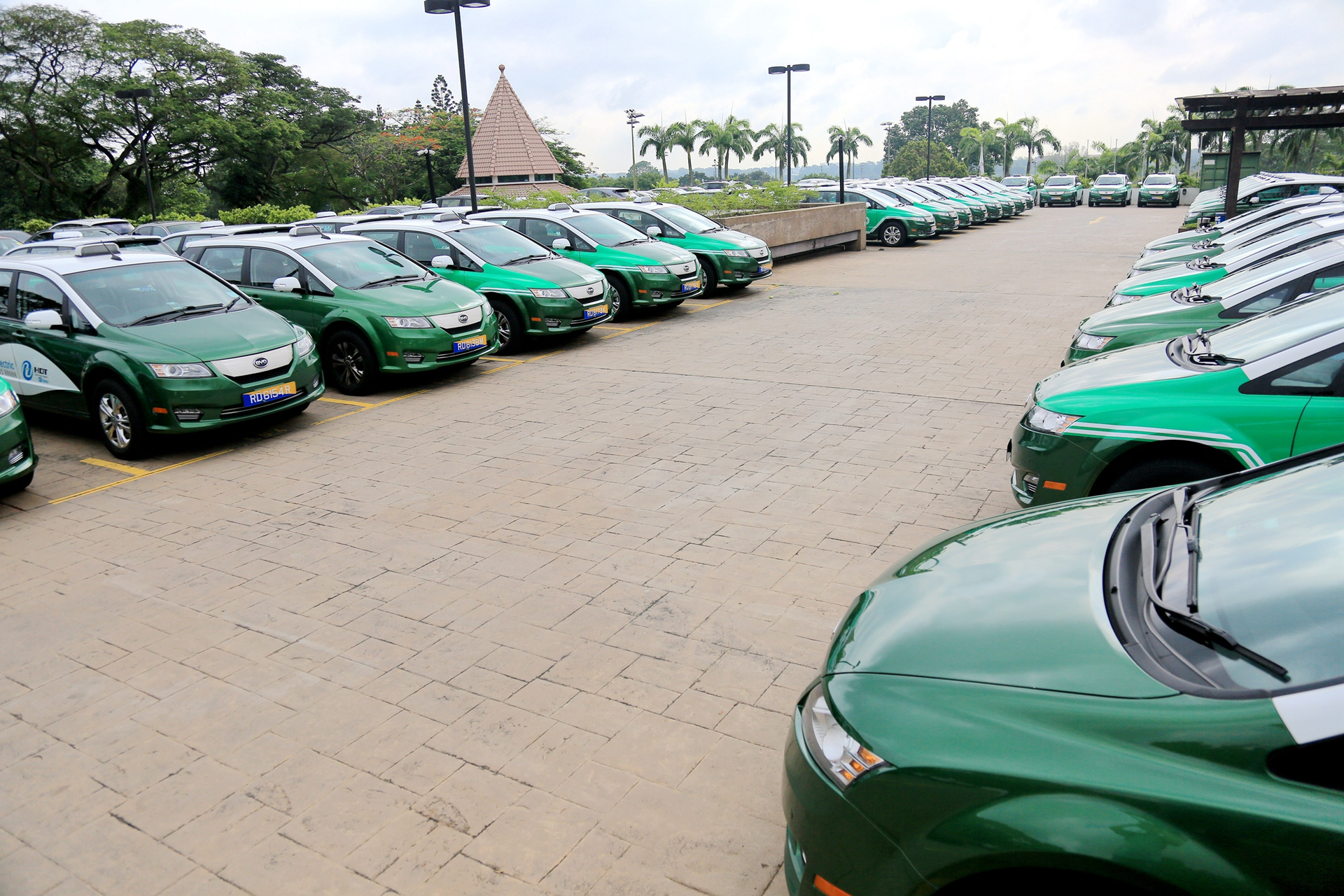 The first e-taxi fleet in Singapore ready for service.