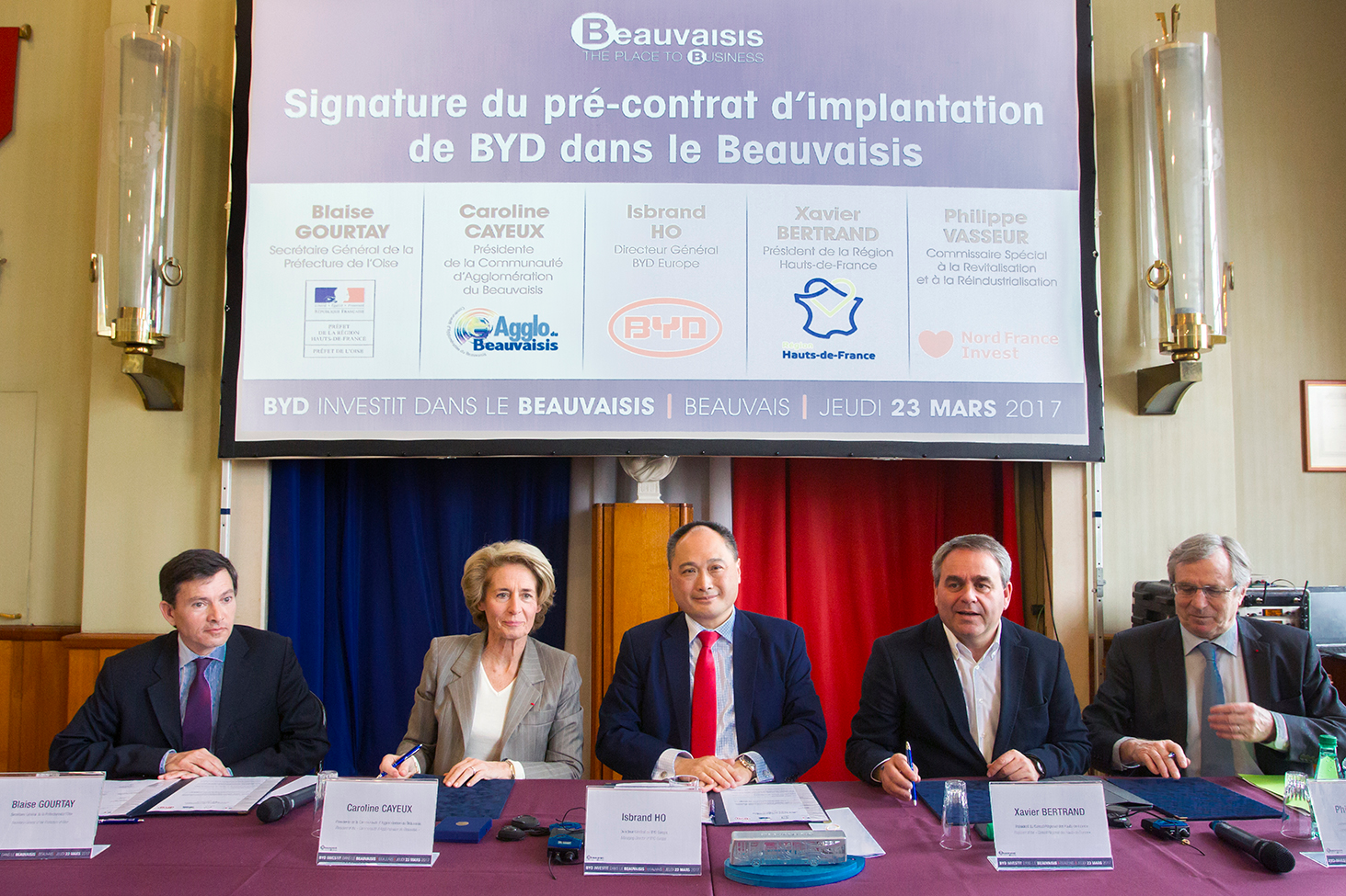 BYD press conference in Beauvais on Thursday, March 23, Isbrand Ho, Xavier Bertrand, Caroline Cayeux, Christian Sandowski, Philippe Vasseur and Didier Martin.