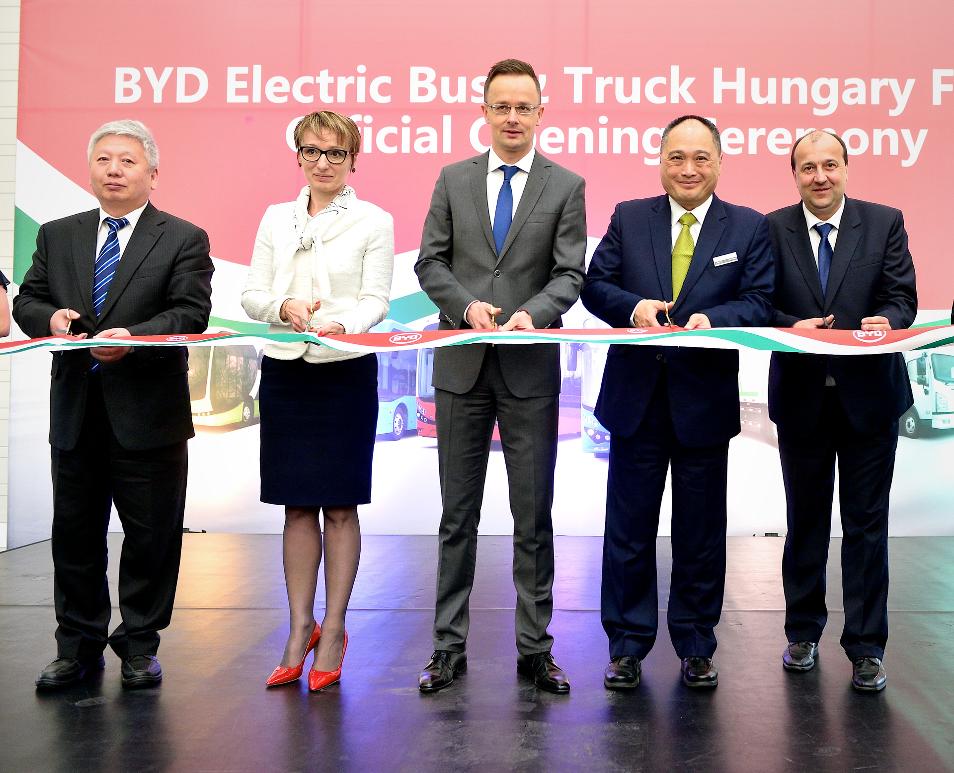 P&eacute;ter Szijj&aacute;rt&oacute;, Minister of Foreign Affairs and Trade(third left), Duan Jielong, Chinese Ambassador to Hungary(first left), Isbrand Ho, Managing Director of BYD Europe (second right).