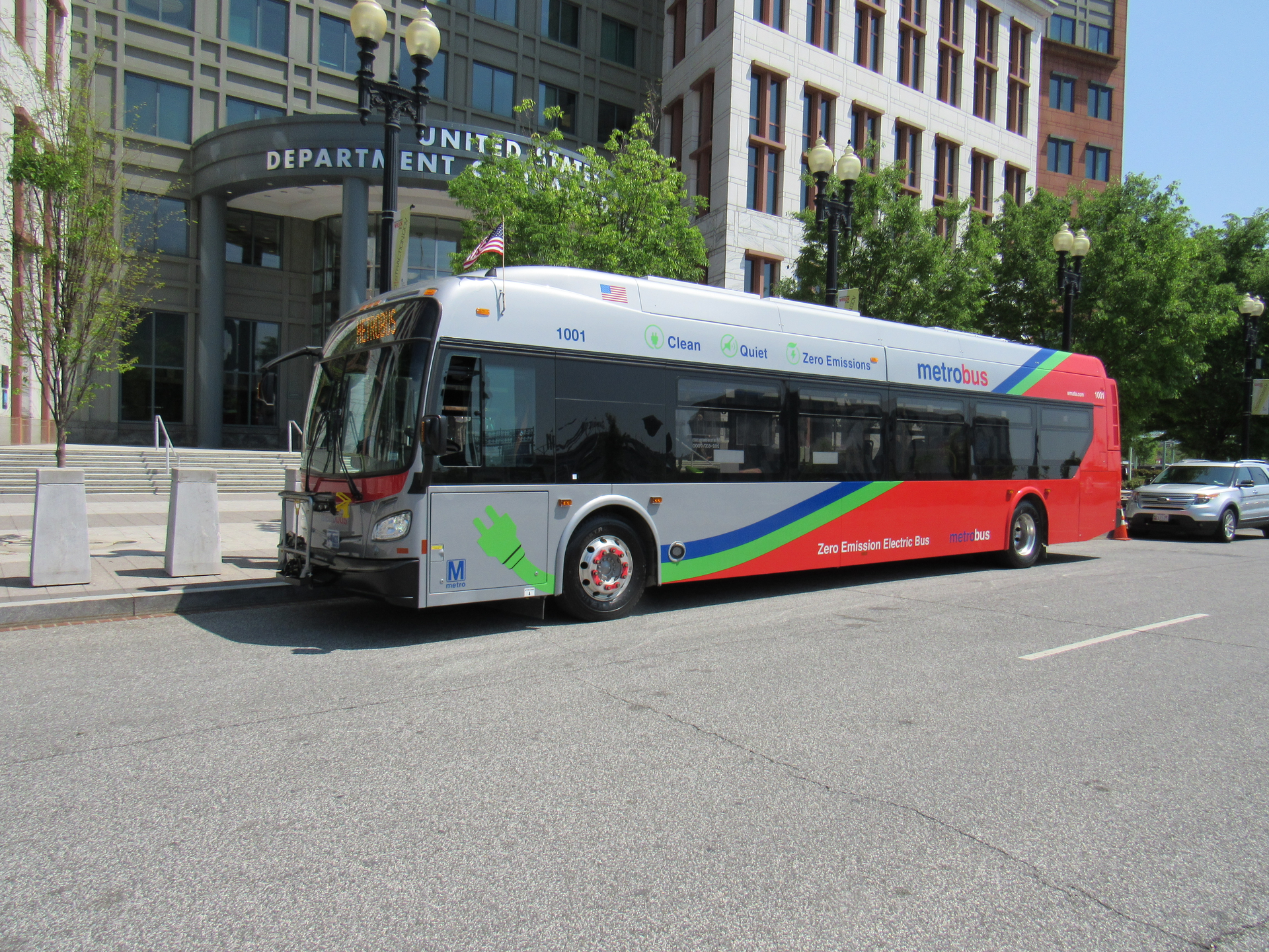 New Flyer debuts Metro e bus at US DOT Earth Day Fair.