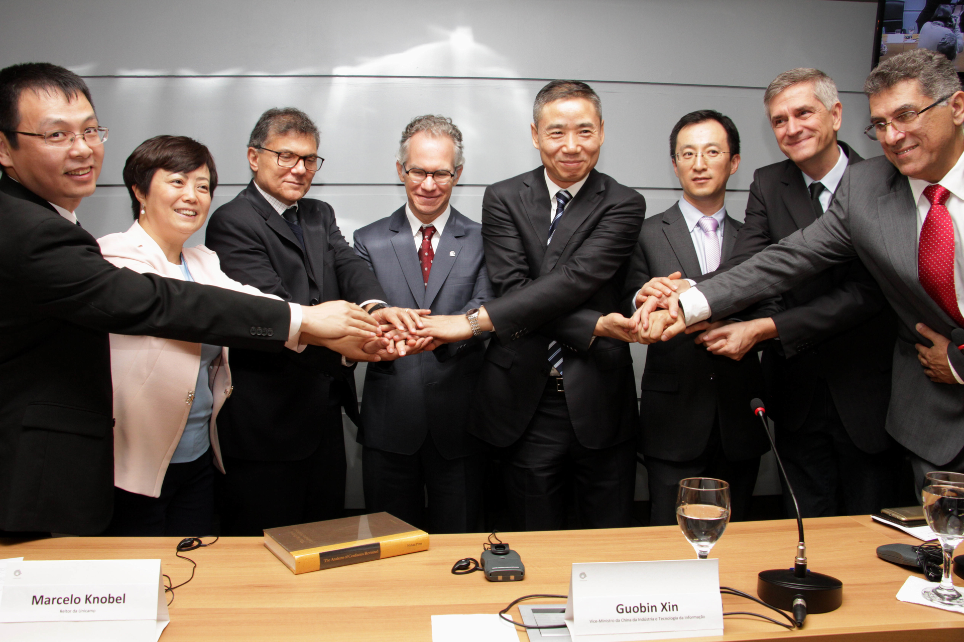 Tyler Li, Stella Li, Marcelo Knobel (center), and Xin Guobin celebrate the cooperation.