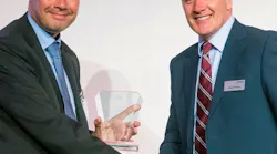 Senior Vice President Sales & Systems Rail Systems Dr. Jonathan Paddison accepts the Hitachi Contribution to Value Generation Award on behalf of Knorr-Bremse from Alistair Dormer, vice president and executive officer.