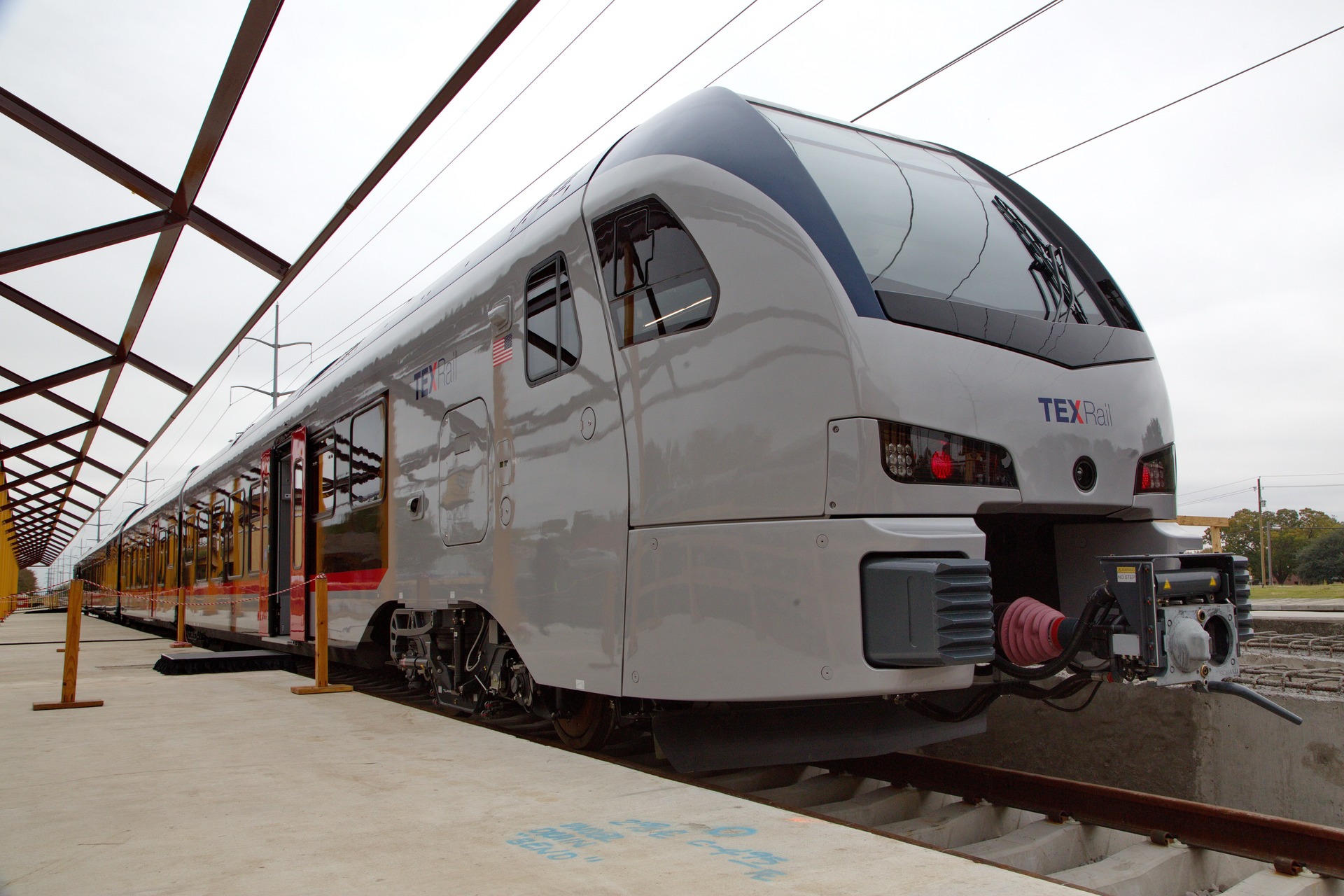 The contract for delivery of eight FLIRT trains was signed in June 2015. The multiple unit trains, powered by diesel-electric propulsion, will soon be used for travel on the TEXRail line between Fort Worth and Dallas/Fort Worth International Airport's Terminal B.