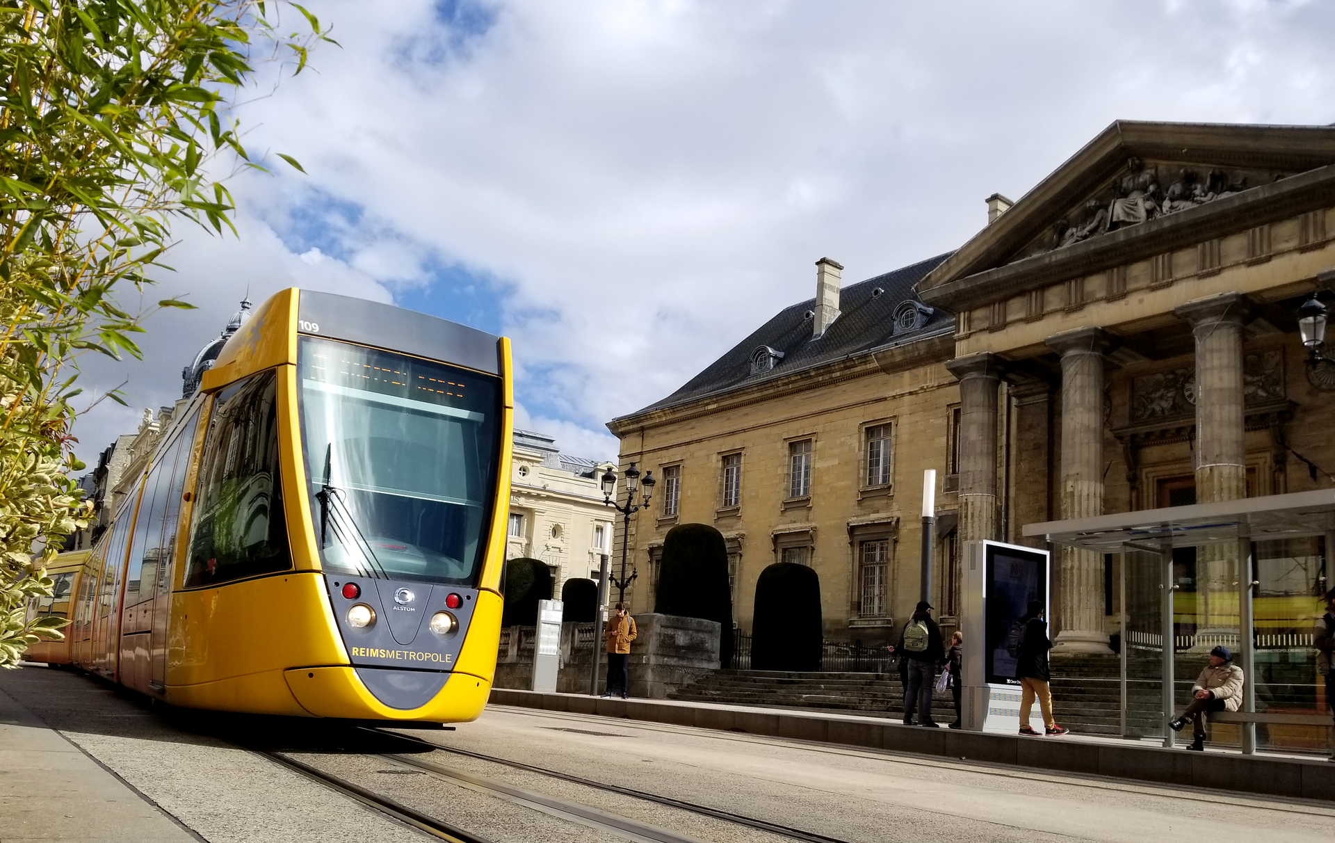 The Reims Citadis operates on Alstom's SRS catenary-free solution in the city center. Outside the downtown, the pantograph raises and operates on-wire.