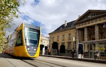 The Reims Citadis operates on Alstom&apos;s SRS catenary-free solution in the city center. Outside the downtown, the pantograph raises and operates on-wire.