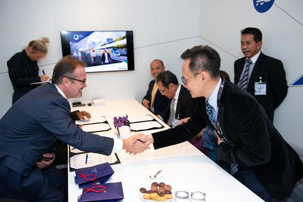 Laurent Troger, President, Bombardier Transportation and Datok Dr. Mohd Yusoff Sulaiman, President & CEO, MIGHT, as well as representatives from MIGHT and Bombardier Transportation, sign a rail industry expertise MoU at InnoTrans 2018.