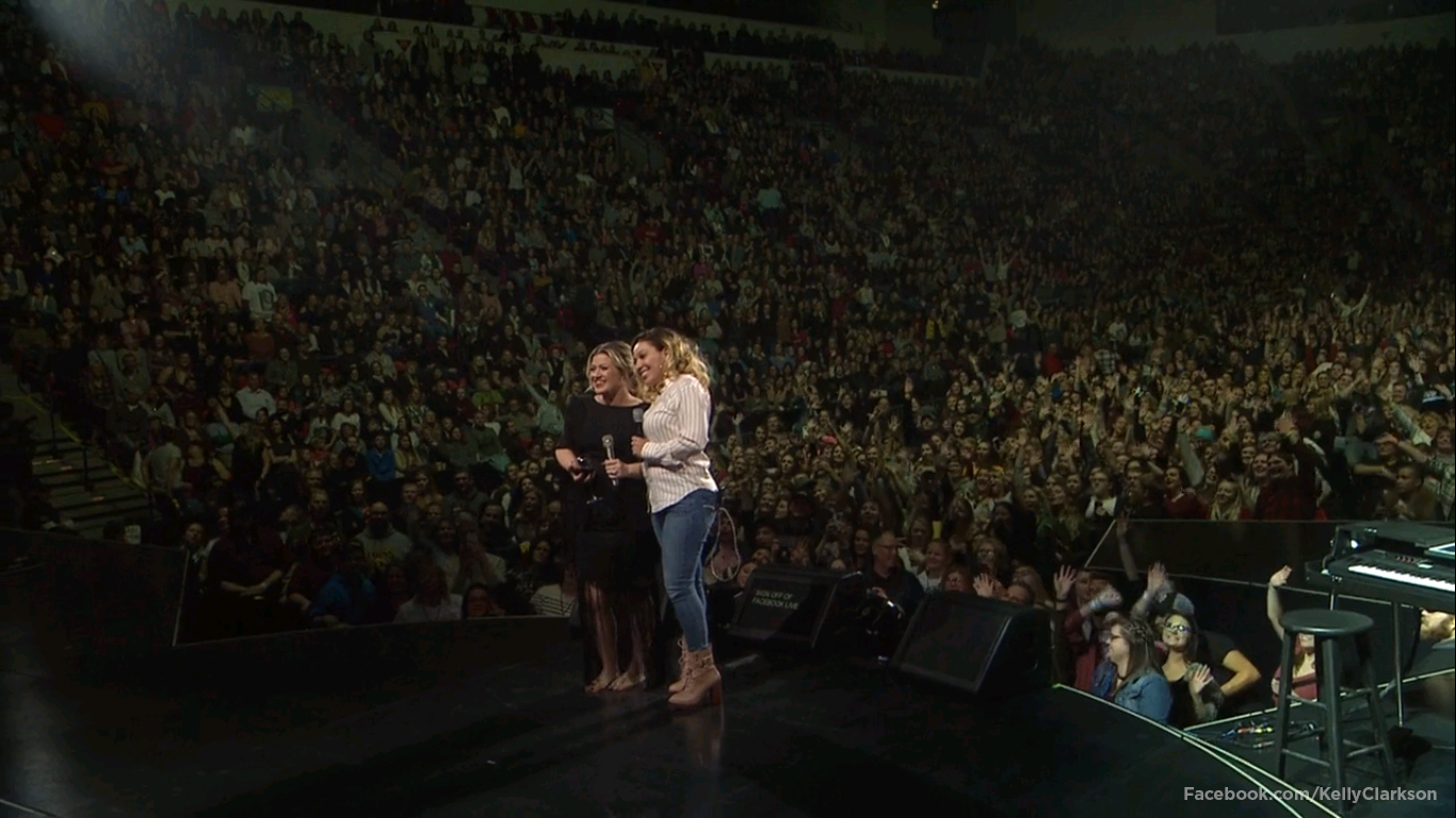 Singer Kelly Clarkson is recognizing Milwaukee County Transit System Driver Natalie Barnes for her kindness and remarkable compassion.