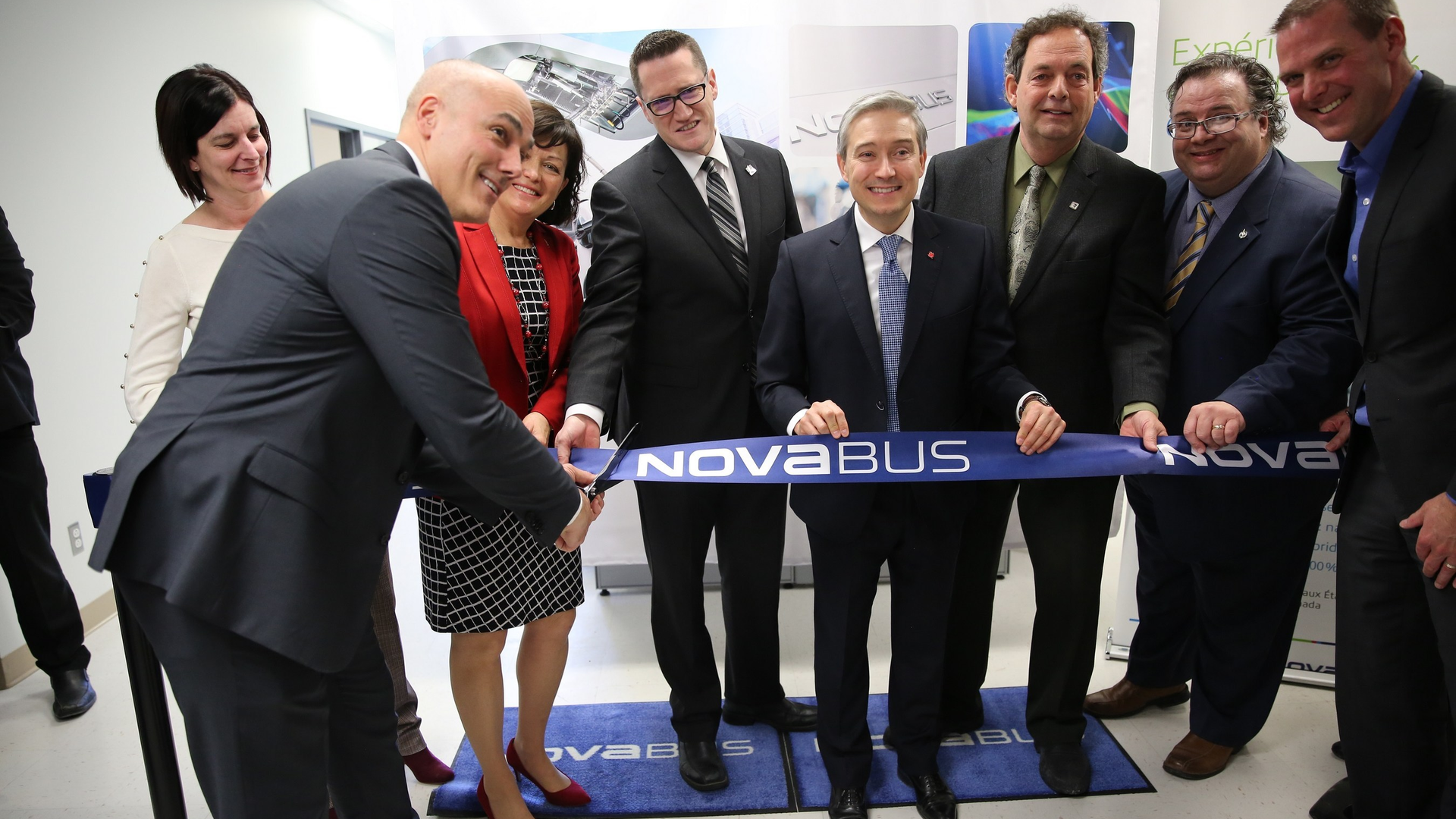 From left to right : Louis C&ocirc;t&eacute;, MP Linda Lapointe, Provincial Minister Beno&icirc;t Charette, Federal Minister Fran&ccedil;ois-Philippe Champagne, Mayor Pierre Charron, MP Ramez Ayoub, Martin Larose.