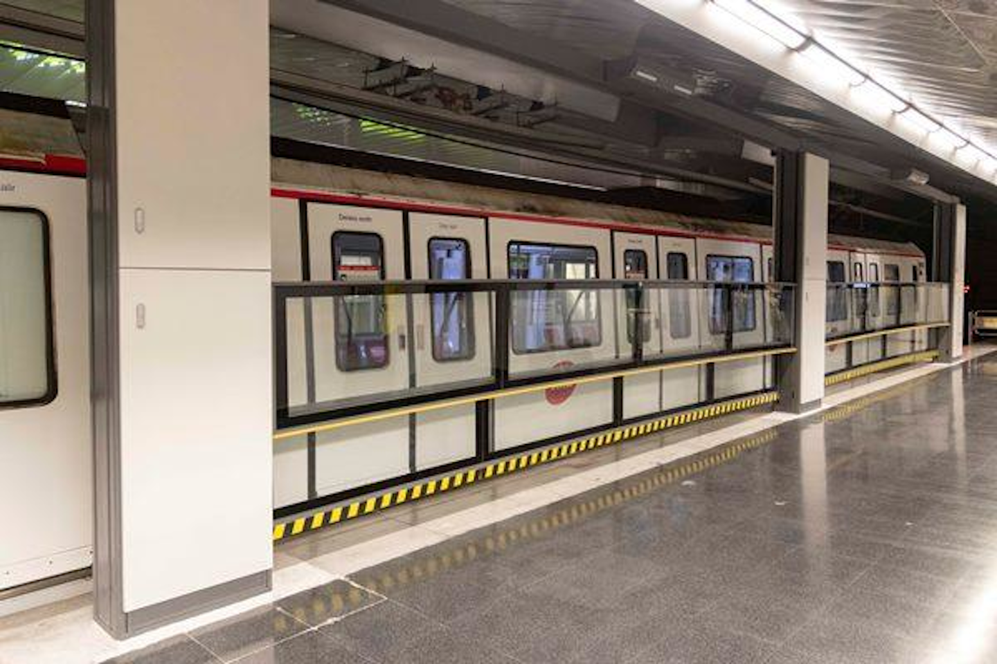 Barcelona tests a pioneering vertical automatic door for more safety in subway platforms Mass