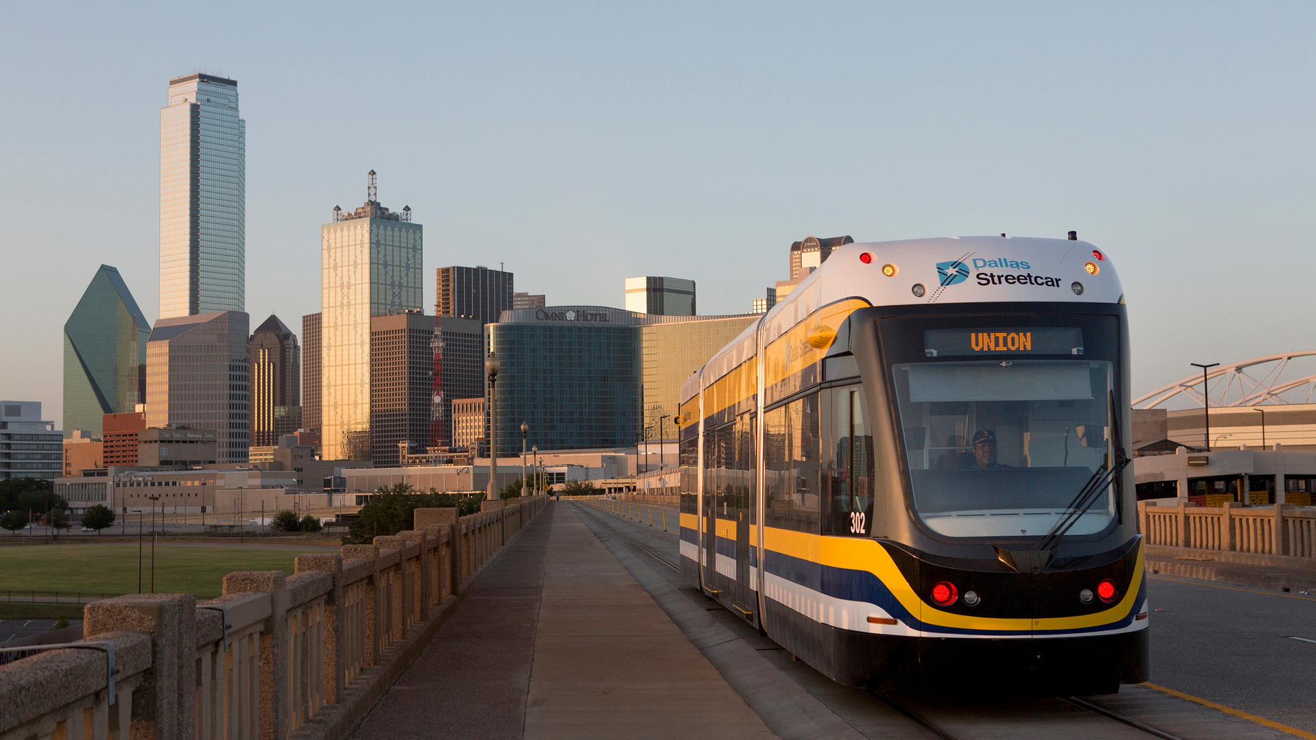 Dallas Streetcar Crossing Bridge Day Jul2015 5d27814097438