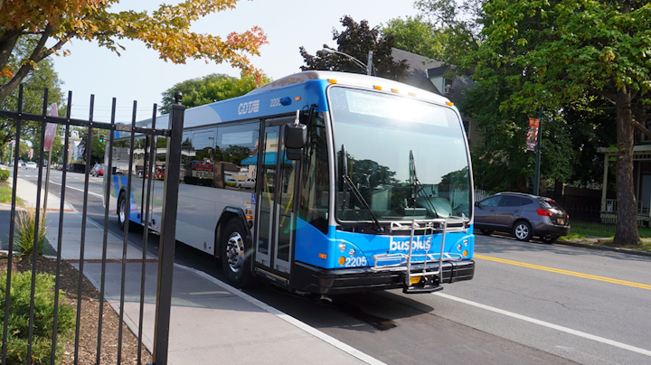 Un bus de la Capital District Transportation Authority sur la route à Albany, New York.