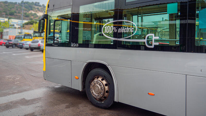 A bus outfitted with Michelin's X Incity EV Z tires, which were designed for electric buses.