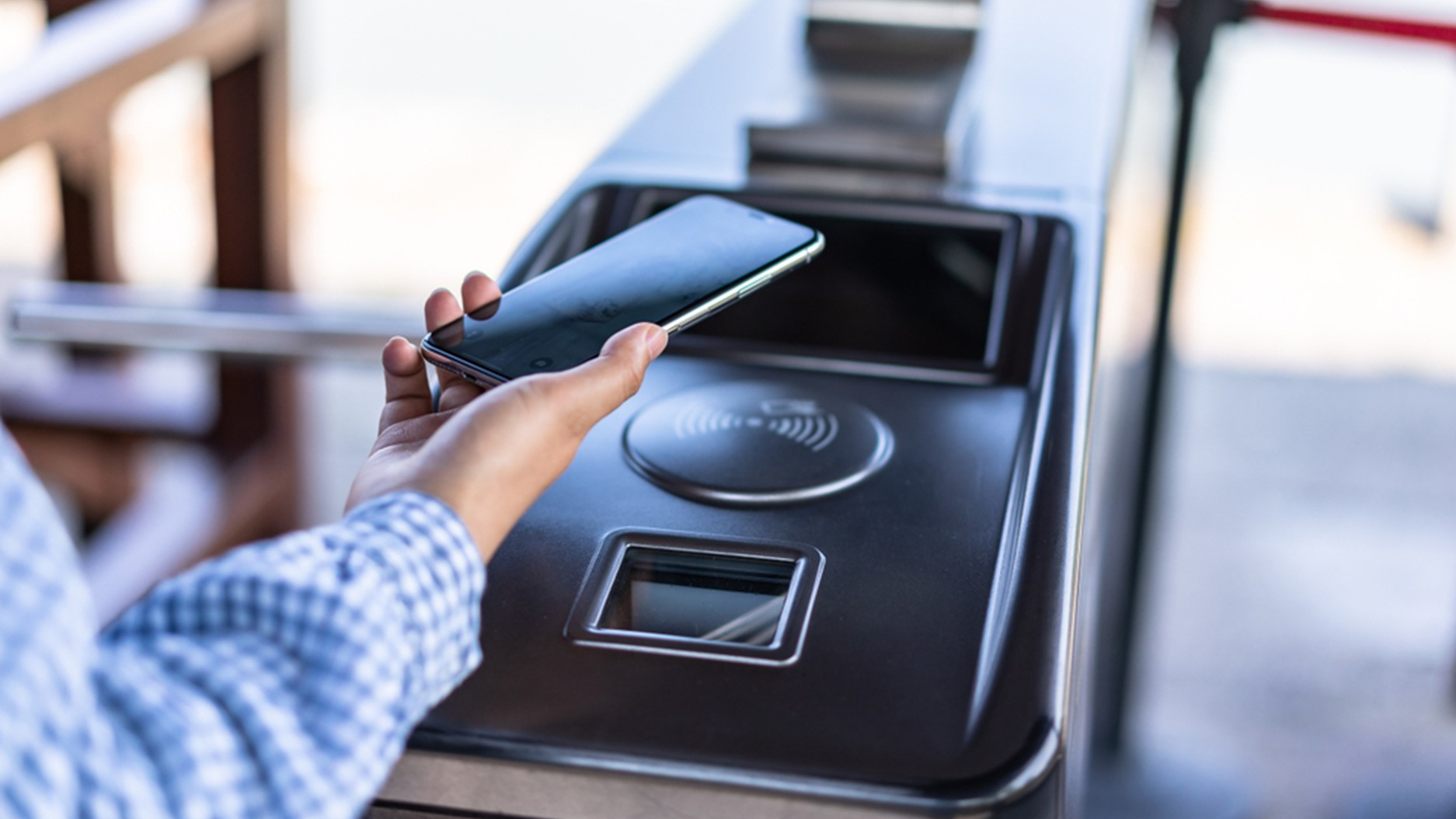 By allowing passengers to pay with the card or payment-enabled device, agencies can reduce the expense of cash handling and issuing closed loop smart cards.
