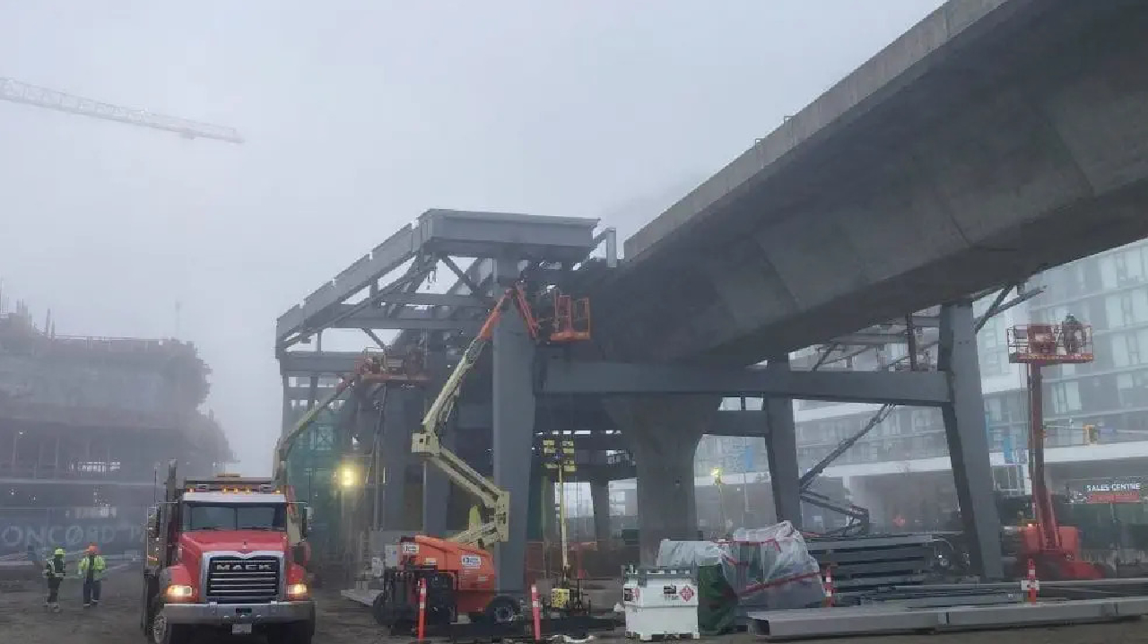 Canada Line between Bridgeport Station and Richmond&ndash;Brighouse Station