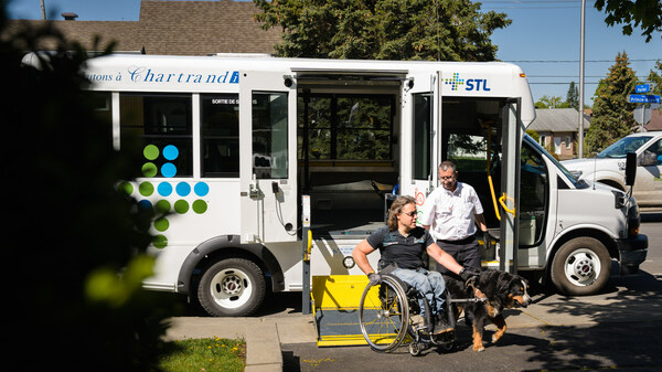 In partnership with COOP Taxi Laval and Chartrand Inc., credit and debit card payment is now accepted on all STL paratransit vehicles.