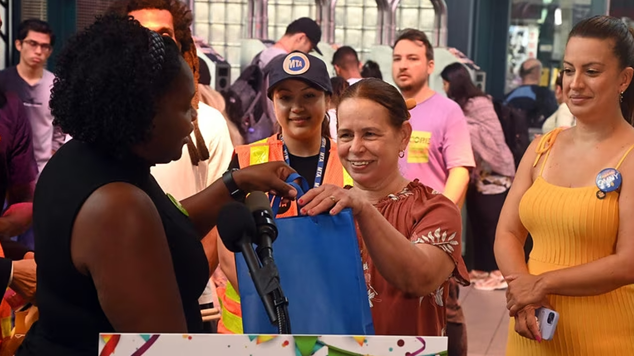 Candida Alfonso receiving her gift bag for being the 1 billionth taper on OMNY.