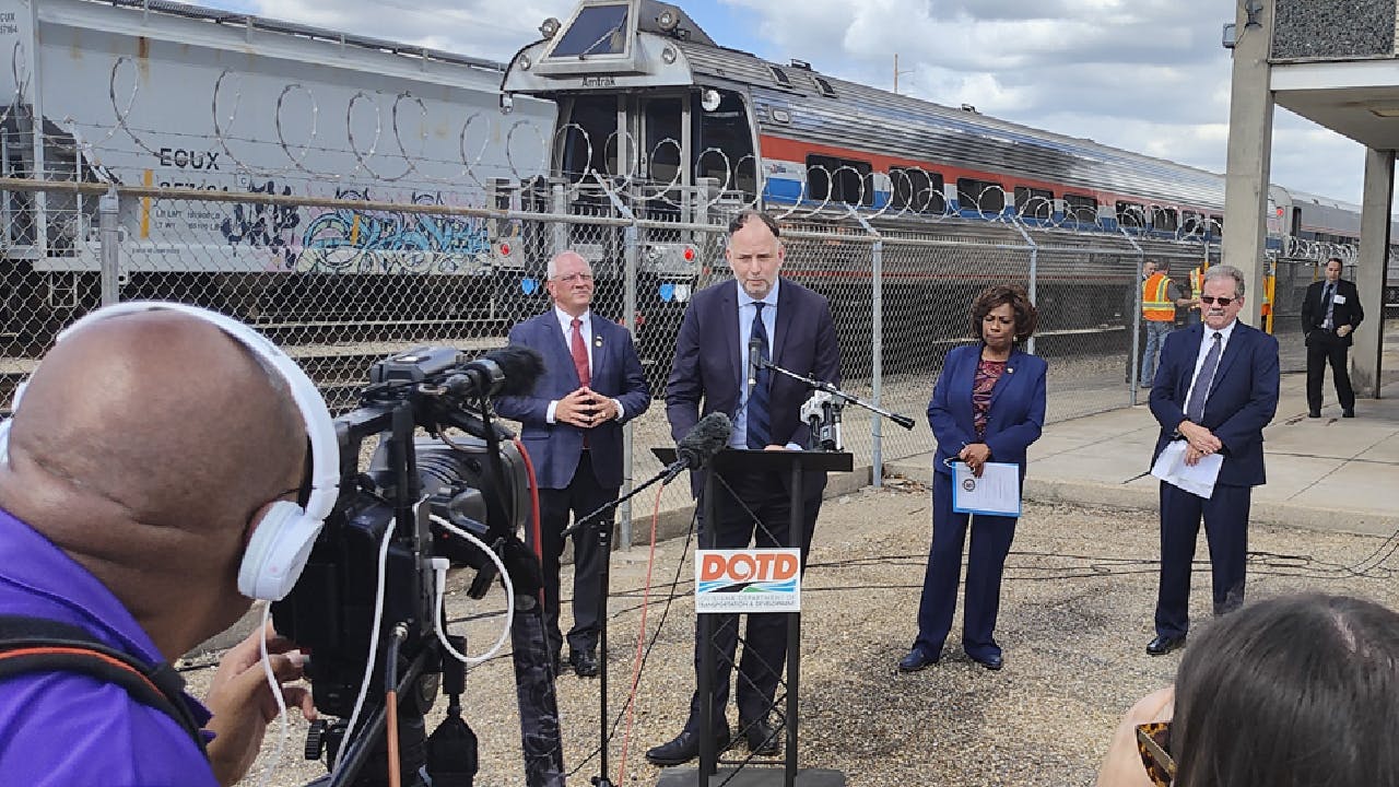 A Gulf Coast passenger rail service development agreement has been signed between Louisiana Gov. Edwards, Louisiana DOTD and Amtrak.