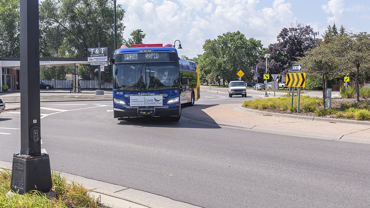 Integrating BRT Systems into Roadway Networks: Strong roadway