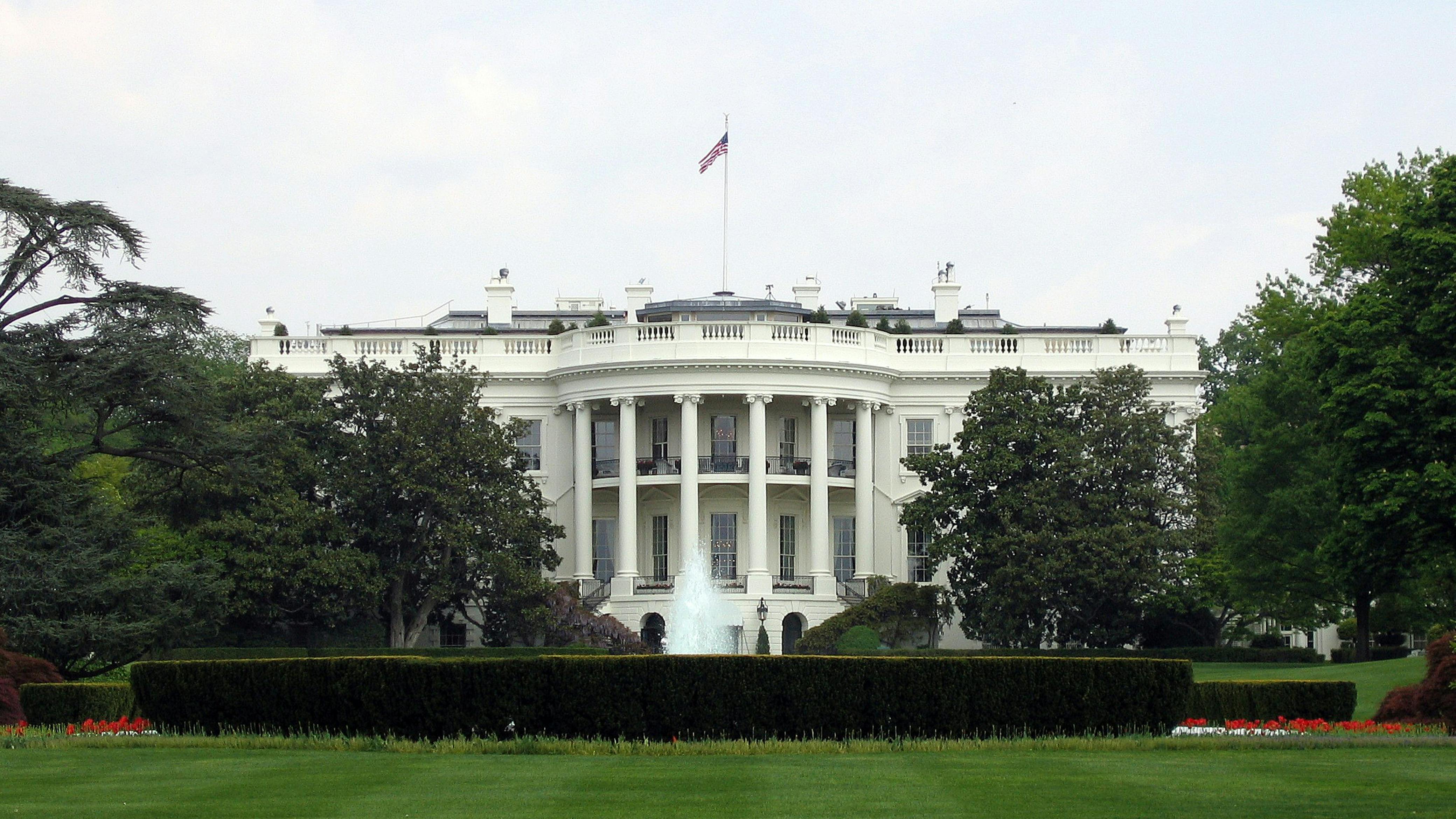 The image display the White House from the South Lawn.