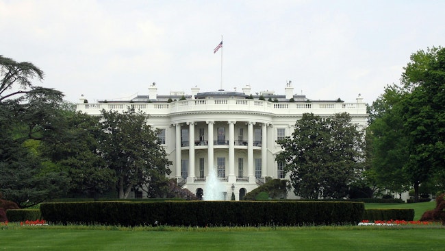 The image display the White House from the South Lawn.