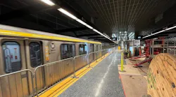 HR4000 test train arriving at Wilshire/La Brea station platform.