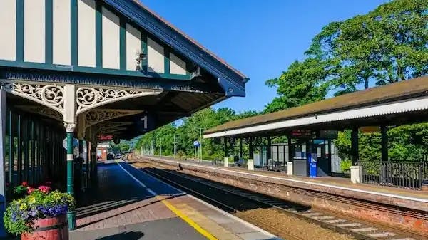 ungated UK rail station platform